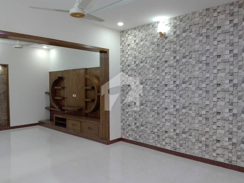 Highly-Desirable 1000 Square Yards House Available In F-7/2 Highly-Desirable 1000 Square Yards House Available In F-7/2