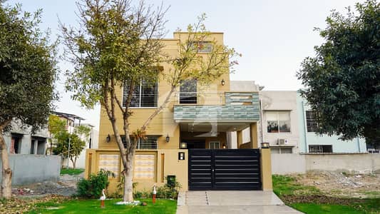 ڈی ایچ اے 9 ٹاؤن ۔ بلاک بی ڈی ایچ اے 9 ٹاؤن,ڈیفنس (ڈی ایچ اے),لاہور میں 4 کمروں کا 5 مرلہ مکان 1.25 لاکھ میں کرایہ پر دستیاب ہے۔