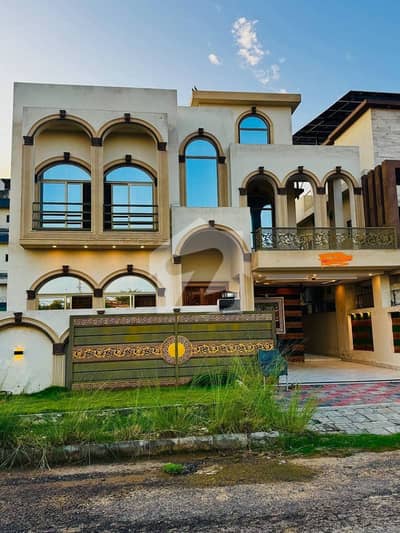 House In Bahria Town Phase 8 - Block C Sized 10 Marla Is Available