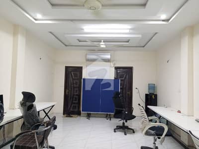 کالج روڈ لاہور میں 4 مرلہ Studio عمارت 2.9 کروڑ میں برائے فروخت۔