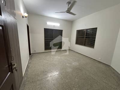 12 MARLA 4 BEDROOM HOUSE AVAILABLE FOR RENT