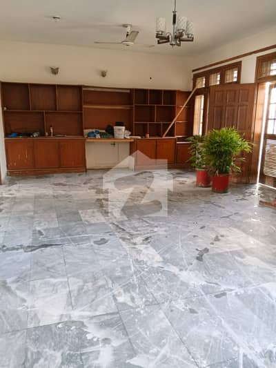 I-8/3 NEWLY RENOVATED 40*80 TRIPLE STORY 7 BED WITH BRAND NEW WASHROOMS 2 KITCHEN 450K