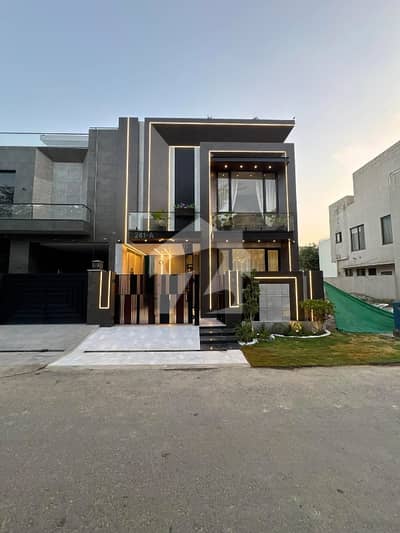ڈی ایچ اے 9 ٹاؤن ڈیفنس (ڈی ایچ اے),لاہور میں 3 کمروں کا 5 مرلہ مکان 2.75 کروڑ میں برائے فروخت۔