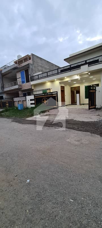 ای ۔ 18 اسلام آباد میں 3 کمروں کا 8 مرلہ مکان 1.65 کروڑ میں برائے فروخت۔