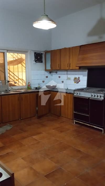 Perfect Prime Location 240 Square Yards House In Gulistan-e-Jauhar - Block 15 For sale