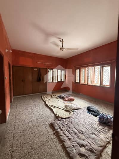 COMMERCIAL HOUSE AVAILABLE ON RENT Gulshan Block 4 | 650 Sq Yards | CORNER
