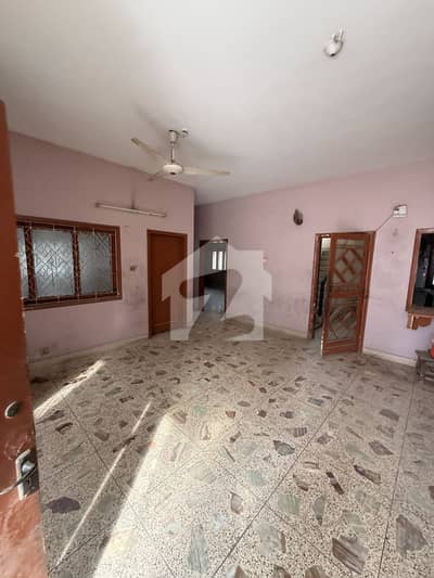 COMMERCIAL HOUSE AVAILABLE ON RENT Gulshan Block 4 | 650 Sq Yards | CORNER