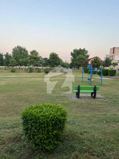AWT 1 KANAL B BLOCK NEAR TO PARK COMM VERY BEAUTIFUL LOCATION