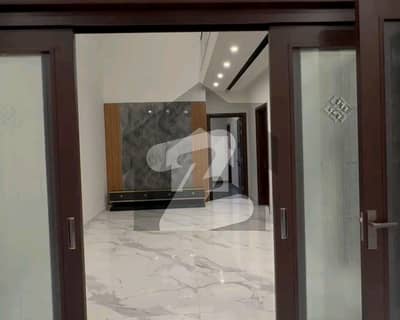 واپڈا سٹی ۔ بلاک ایم واپڈا سٹی,فیصل آباد میں 5 کمروں کا 10 مرلہ مکان 4.75 کروڑ میں برائے فروخت۔