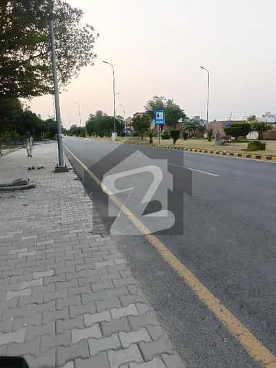 چک 208 روڈ فیصل آباد میں 1 کمرے کا 6 مرلہ عمارت 7.0 کروڑ میں برائے فروخت۔