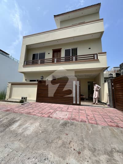 ڈی ۔ 12 اسلام آباد میں 5 کمروں کا 8 مرلہ مکان 8.75 کروڑ میں برائے فروخت۔