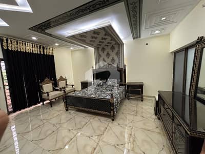 جوہر ٹاؤن لاہور میں 18 مرلہ Studio عمارت 25.0 کروڑ میں برائے فروخت۔