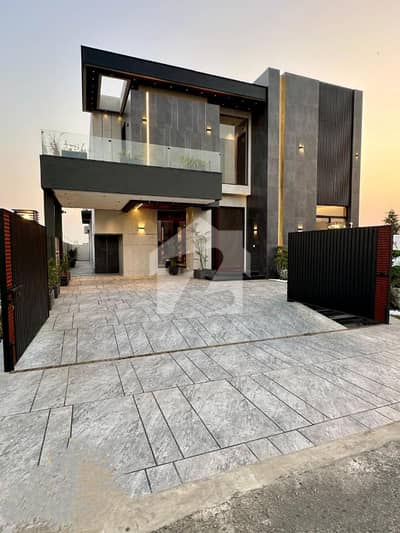 ATTRACTIVE LAYOUT 10 MARLA HOUSE FOR RENT IN DHA PHASE 7