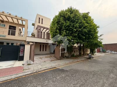 10 MARLA OWNER-BUILT HOUSE FOR SALE PRIME LOCATION GAS AVAILABLE EXCELLENT CONDITION BAHRIA TOWN LAHORE