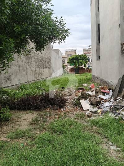 کالج روڈ لاہور میں 19 مرلہ کمرشل پلاٹ 7.5 کروڑ میں برائے فروخت۔