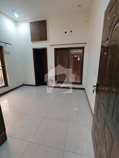 5 MARLA UPPER PORTION FOR RENT IN EDEN BOLUEVARD HOUSING SOCIETY COLLEGE ROAD LAHORE .