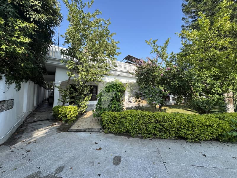 F-7 Beautiful House With Extra Land F-7 Beautiful House With Extra Land