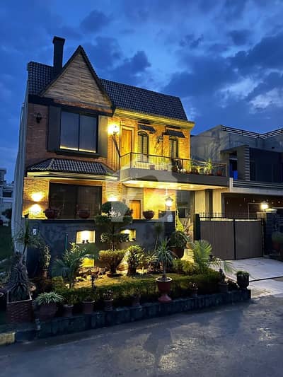 سٹی ہاؤسنگ سوسائٹی سیالکوٹ میں 5 کمروں کا 10 مرلہ مکان 4.75 کروڑ میں برائے فروخت۔