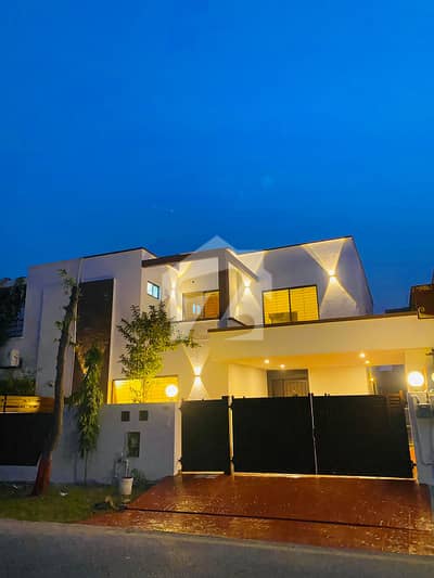 Beautiful Modern Double-Storey House Spacious Rooms, Large Terrace & Excellent Family Living