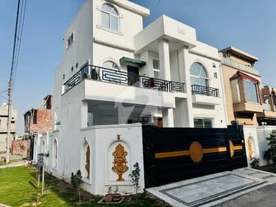 10 Marla Used Corner House for Sale IEP Town, Lahore