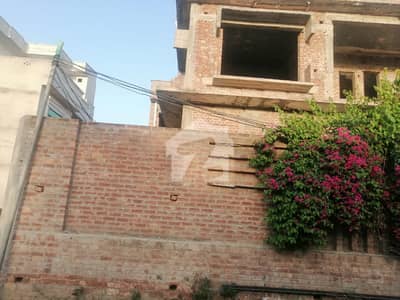 سٹارکالونی گجرات میں 5 کمروں کا 8 مرلہ مکان 1.75 کروڑ میں برائے فروخت۔