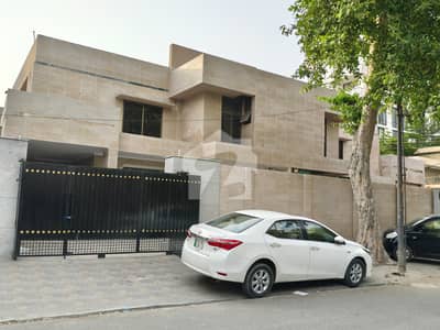 کینٹ لاہور میں 5 کمروں کا 1 کنال مکان 4.5 لاکھ میں کرایہ پر دستیاب ہے۔ کینٹ لاہور میں 5 کمروں کا 1 کنال مکان 4.5 لاکھ میں کرایہ پر دستیاب ہے۔