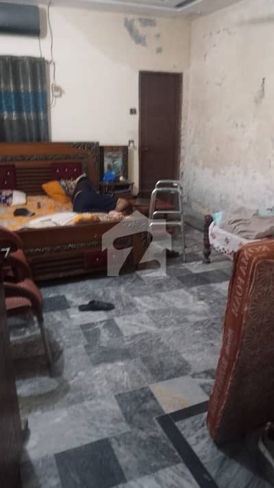 10 Marla Old Used House Semi Constructed 25*90 Dimension Single Story 4 Bedroom For Urgent Sale Cash Offer Only. 60 Thousand Rent Ara Hai. Upper Portion Is Under Construction