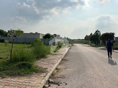 Gulberg Green Block E 05 Kanal 04 Kanal Extra Land Developed Possession Plot Available For Sale