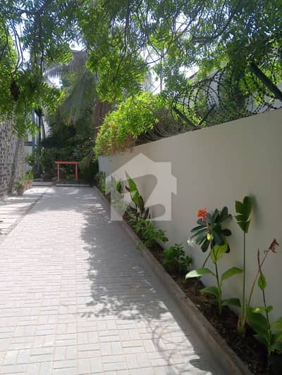 PECHS BLOCK 6 PRIME LOCATION CLOSE TO SHAHRAH-E-FAISAL BUNGALOW AVAILABLE FOR RENT 1000 SQ YARDS G+1 WITH 6 CAR PARKING