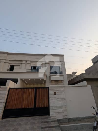 مسلم ٹاؤن فیصل آباد میں 4 کمروں کا 7 مرلہ مکان 2.8 کروڑ میں برائے فروخت۔