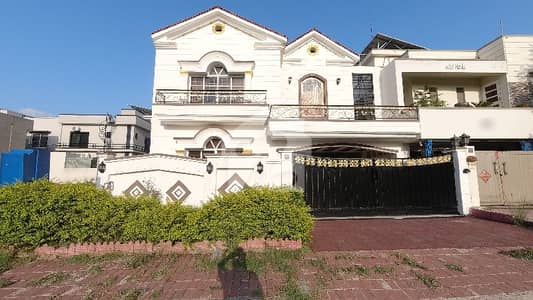 بحریہ ٹاؤن فیز 8 ۔ سیکٹر ایف - 1 بحریہ ٹاؤن فیز 8,بحریہ ٹاؤن راولپنڈی,راولپنڈی میں 5 کمروں کا 10 مرلہ مکان 4.0 کروڑ میں برائے فروخت۔