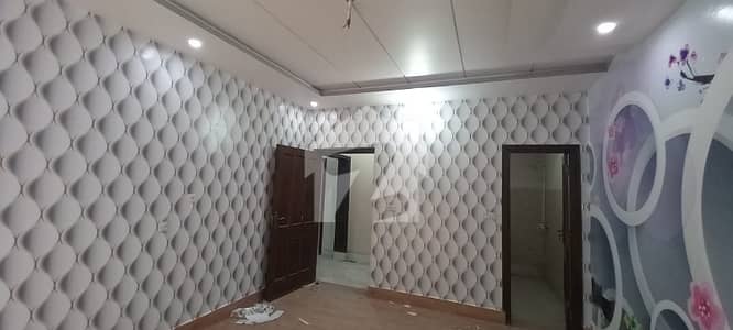 ڈی گراؤنڈ فیصل آباد میں 5 کمروں کا 7 مرلہ مکان 4.0 کروڑ میں برائے فروخت۔