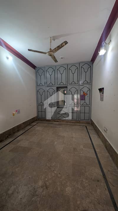 مدینہ ٹاؤن فیصل آباد میں 8 کمروں کا 5 مرلہ مکان 95.0 ہزار میں کرایہ پر دستیاب ہے۔