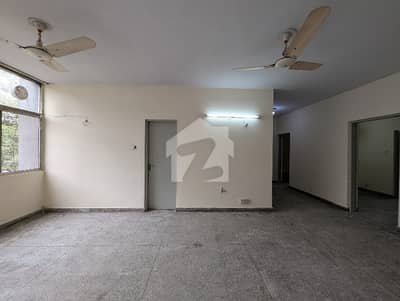 ASKARI 10 HOUSE 3 BEDROOM AVAILABLE FOR SALE GOOD LOCATION