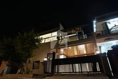 ٹاپ سٹی 1 - بلاک اے ٹاپ سٹی 1,اسلام آباد میں 6 کمروں کا 10 مرلہ مکان 6.0 کروڑ میں برائے فروخت۔
