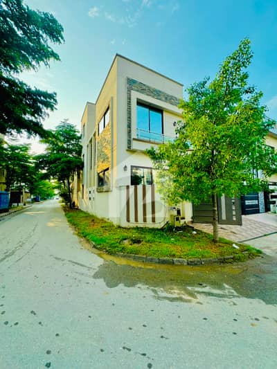 10 Marla Corner Slightly Used House for Sale Lake City Lahore