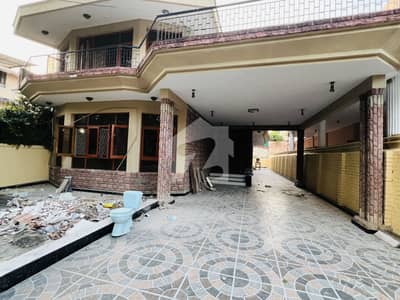 Beautiful Triple Storey House Available For Rent F10