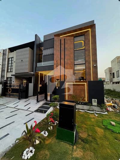 HIGH QUALITY 5 MARLA HOUSE FOR SALE OFFERING 3 BEDS IN AN EXCELLENT RESIDENTIAL LOCATION OF BLOCK C DHA 9 TOWN
