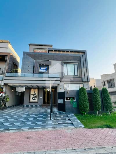 10 MARLA MOST BEAUTIFUL PRIME LOCATION HOUSE FOR SALE AT VERY REASONABLE PRICE BAHRIA TOWN LAHORE
