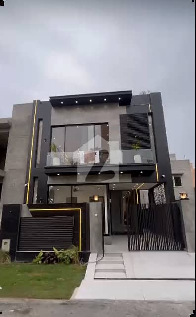 MODERN 5 MARLA HOUSE FEATURING 3 BEDS FOR SALE LOCATED IN THE PRIME NEIGHBORHOOD OF DHA 9 TOWN BLOCK C