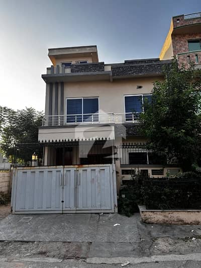 جی ۔ 13 اسلام آباد میں 4 کمروں کا 4 مرلہ مکان 4.2 کروڑ میں برائے فروخت۔