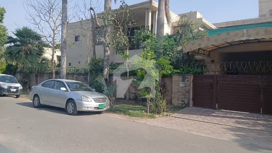 کیولری گراؤنڈ لاہور میں 5 کمروں کا 1 کنال مکان 8.5 کروڑ میں برائے فروخت۔