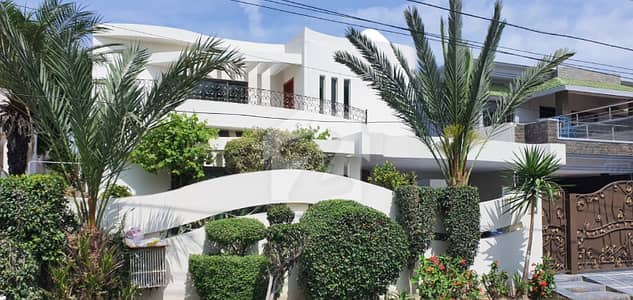 1 KANAL ELEGANT AND FULLY MAINTAINED SUPER HOT LOCATED BUNGALOW IS AVAILABLE IN THE BEST BLOCK OF DHA LAHORE. 1 KANAL ELEGANT AND FULLY MAINTAINED SUPER HOT LOCATED BUNGALOW IS AVAILABLE IN THE BEST BLOCK OF DHA LAHORE.