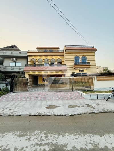 سوان گارڈن ۔ بلاک ایچ سوان گارڈن,اسلام آباد میں 9 کمروں کا 1 کنال مکان 7.4 کروڑ میں برائے فروخت۔