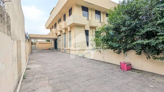 FOR SALE 2 Kanal Triple Storey 8-Beds Duplex House CDA Transfer F_7/4 FOR SALE 2 Kanal Triple Storey 8-Beds Duplex House CDA Transfer F_7/4