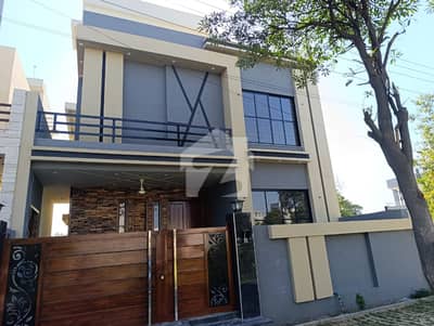 Brand New Beautiful 10 Marla House Available For Rent