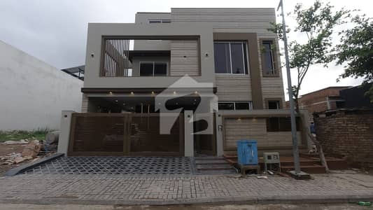 ٹاپ سٹی 1 - بلاک اے ٹاپ سٹی 1,اسلام آباد میں 5 کمروں کا 10 مرلہ مکان 5.5 کروڑ میں برائے فروخت۔