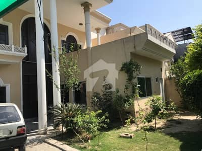 پی جی ای سی ایچ ایس فیز 1 پنجاب گورنمنٹ ایمپلائیز سوسائٹی,لاہور میں 5 کمروں کا 1 کنال عمارت 5.75 کروڑ میں برائے فروخت۔ پی جی ای سی ایچ ایس فیز 1 پنجاب گورنمنٹ ایمپلائیز سوسائٹی,لاہور میں 5 کمروں کا 1 کنال عمارت 5.75 کروڑ میں برائے فروخت۔