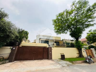 ایف ۔ 7 اسلام آباد میں 6 کمروں کا 1 کنال مکان 10.0 لاکھ میں کرایہ پر دستیاب ہے۔