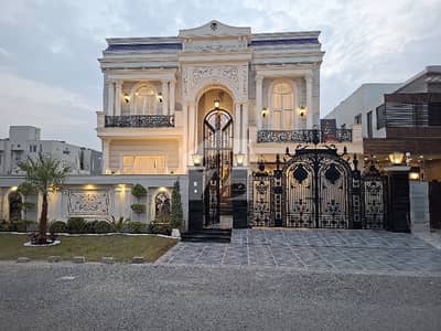 100% Original Add One Kanal Victorian Villa Full Basement | 7 Bed | At Prime Location Near Park